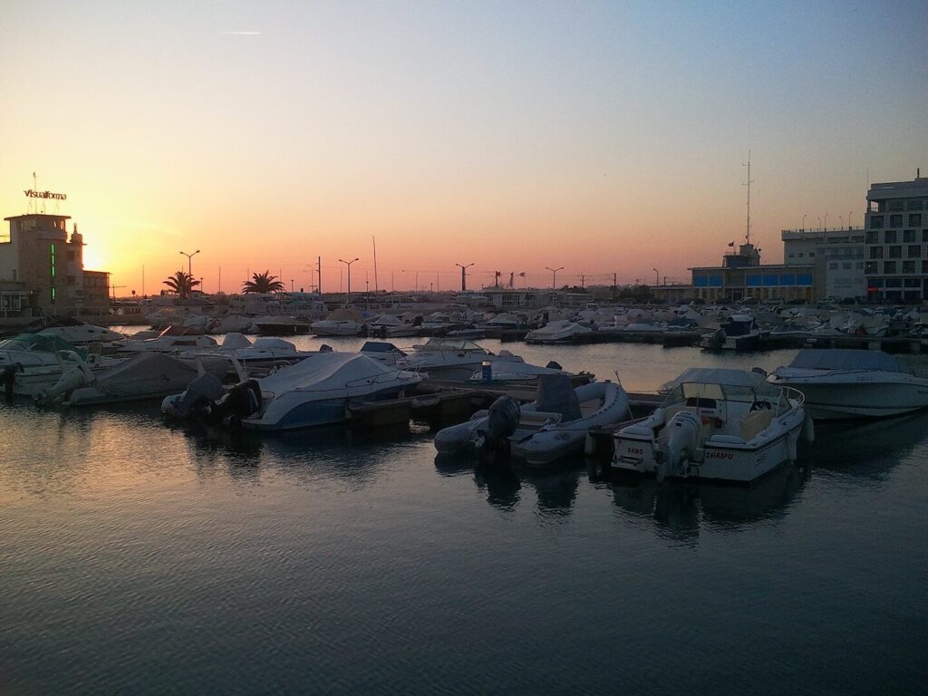 Faro Marina bei Sonnenuntergang
