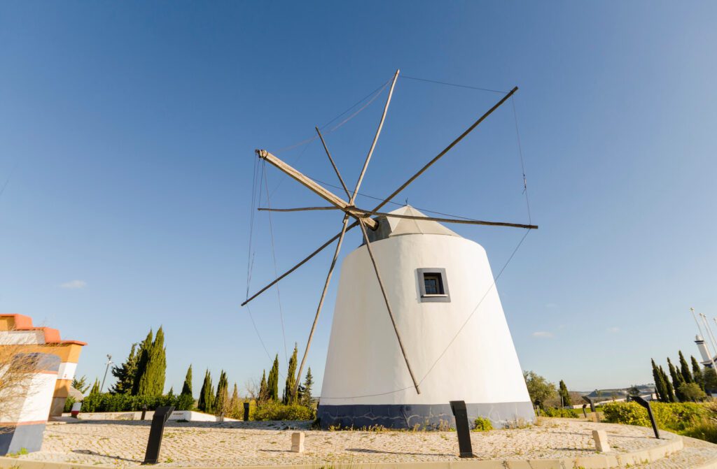 traditionelle portugiesische windmühle in castro marim